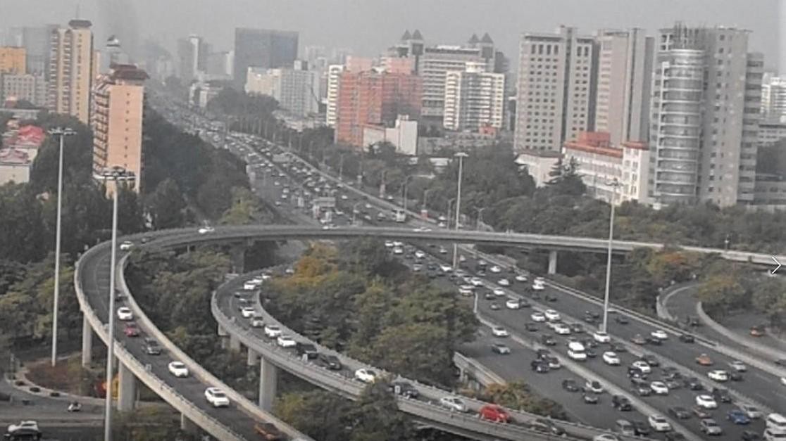 Pekingin liikennettä hotellin parvekkeelta kuvattuna.